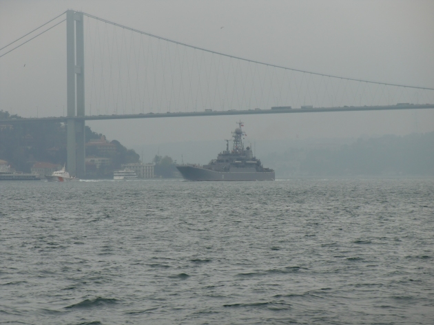 Russian landing Ship Azov passing through the Bosphorus. Photo: Gökalp Kunt.
